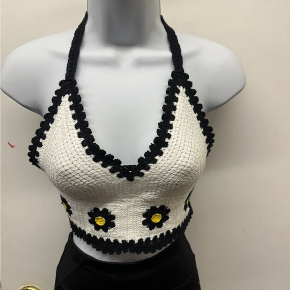 Tops - S/M.  NWT.  Stylish Black and White Halter Top.  LG/GR/GR